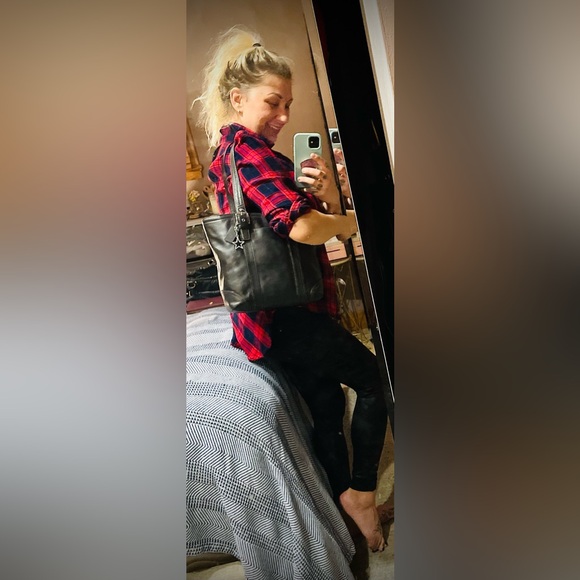 Coach Vintage Hampton Black Leather Tote Bag - Picture 13 of 14